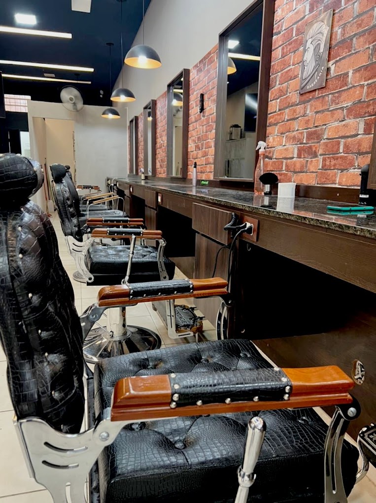 Detalhe das bancadas e espelhos do espaço do Romário Cabeleireiros no Centro de Belo Horizonte